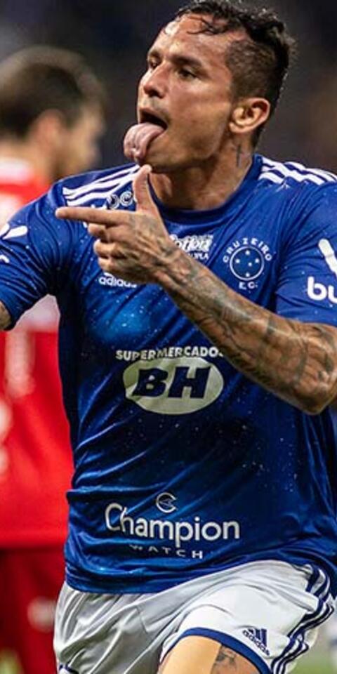 Edu, do Cruzeiro, comemora gol marcado em partida pela Série B
