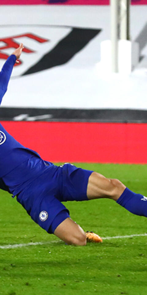 Christian Pulisic se lanza para tratar de marcar en un duelo previo al que enfrentará a Chelsea contra Leicester