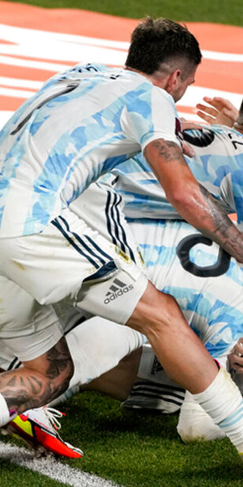 Lionel Messi (derecha) celebra un gol con jugadores de Argentina. Conoce las cuotas del Argentina Vs Perú.