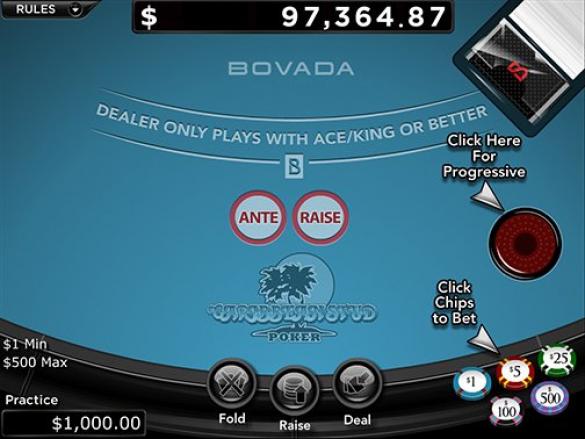 Conceito de cassino, jogos de azar online, tecnologia e pessoas - close-up  do jogador de pôquer com cartas de jogar
